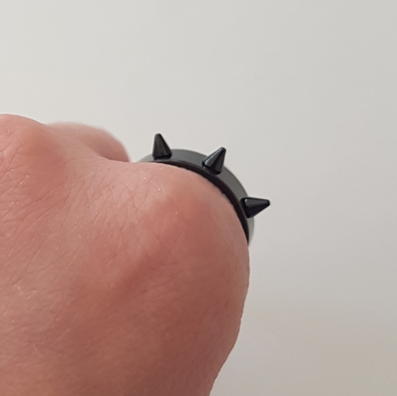🤘🏻 Spiked Black Ring - Picture 3 of 7